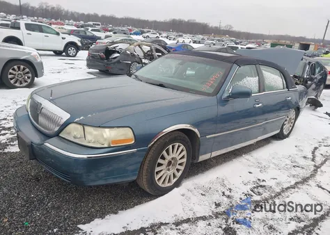 2003 Lincoln Town Car Signature z USA, uszkodzony, nr VIN 1LNHM82W83Y635511